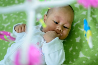 Asya bebek yatak balık mobil yalan asılı.