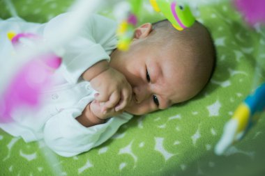 Asya bebek yatak balık mobil yalan asılı.