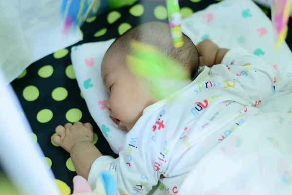 Bayi Asia tergeletak di tempat tidur ikan menggantung . — Stok Foto