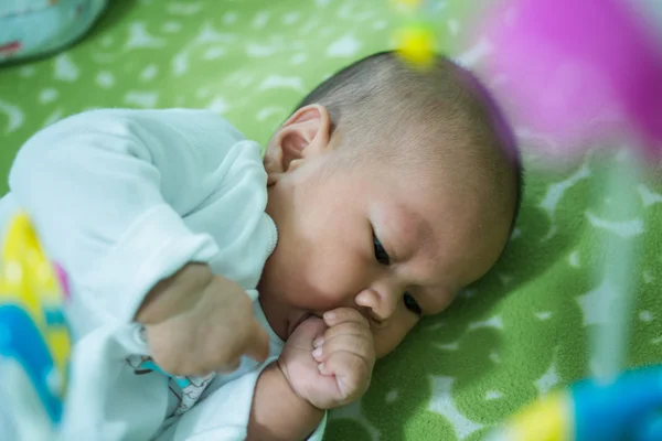 Bayi Asia tergeletak di tempat tidur ikan menggantung . — Stok Foto