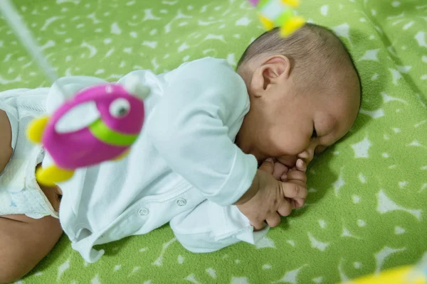 Bayi Asia tergeletak di tempat tidur ikan menggantung . — Stok Foto