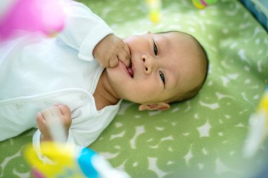 Asya bebek yatak balık mobil yalan asılı.