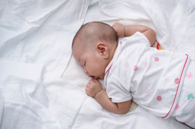 Asya bebek beyaz nevresim uyku.