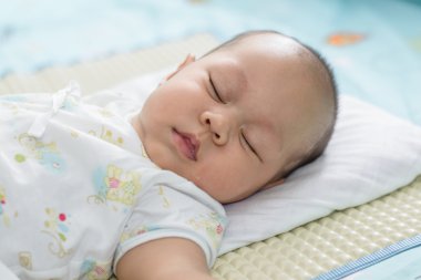 Asya bebek beyaz nevresim uyku.