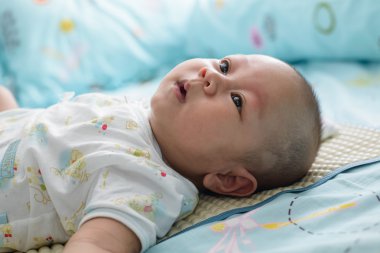 Asya bebek uyku emmek beyaz yatak çarşafları olduğunu.