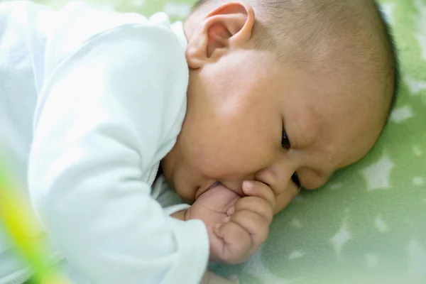 Bayi Asia tergeletak di tempat tidur ikan menggantung . — Stok Foto