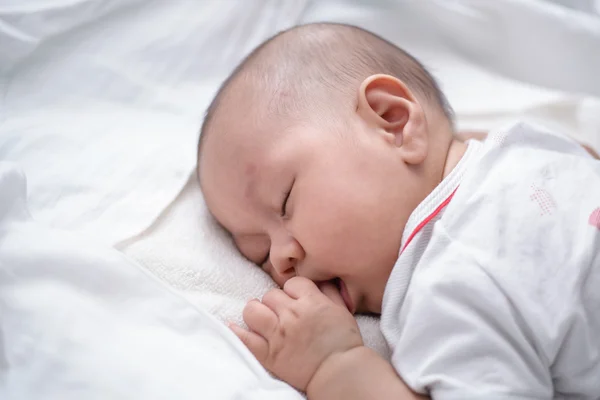 Asiático bebé durmiendo blanco ropa de cama . —  Fotos de Stock