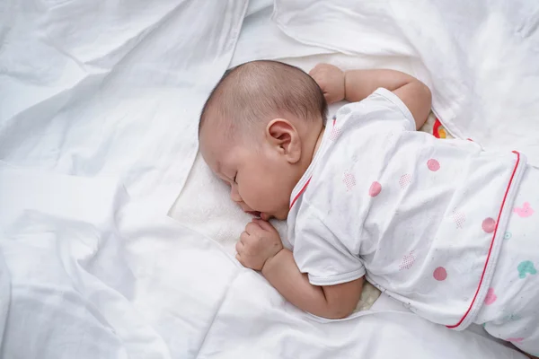 Bayi Asia tidur linen putih . — Stok Foto