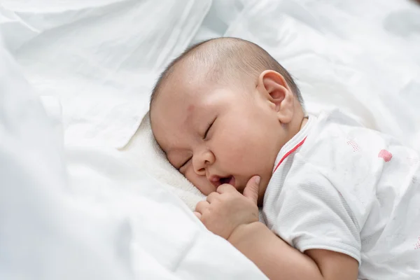 Asiático bebé durmiendo blanco ropa de cama . — Foto de Stock