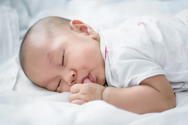 Asiático bebé durmiendo blanco ropa de cama . — Foto de Stock