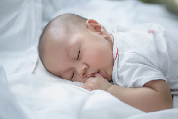 Asiático bebé durmiendo blanco ropa de cama . —  Fotos de Stock