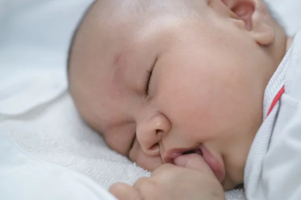 Bayi Asia tidur linen putih . — Stok Foto