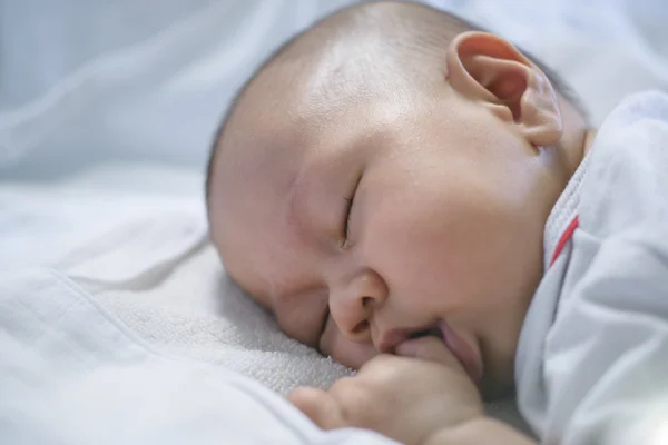 Asiático bebé durmiendo blanco ropa de cama . —  Fotos de Stock