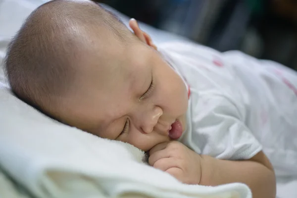 Asiático bebé durmiendo blanco ropa de cama . — Foto de Stock