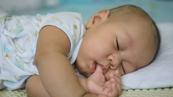 Asiático bebé durmiendo blanco ropa de cama . —  Fotos de Stock