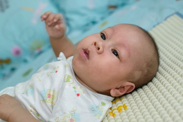 Asiático bebé durmiendo es chupar blanco ropa de cama . — Foto de Stock