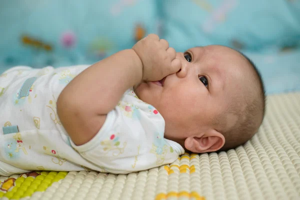 Asiático bebé durmiendo es chupar blanco ropa de cama . — Foto de Stock