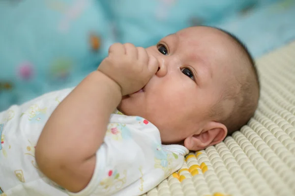 Asiático bebé durmiendo es chupar blanco ropa de cama . —  Fotos de Stock