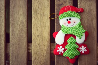 Ahşap arka plan üzerinde Noel dekorasyonu ile