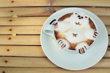 Bir ayıya sıcak süt sıcak Latte sanat getiriyor.