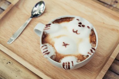 Bir ayıya sıcak süt sıcak Latte sanat getiriyor.