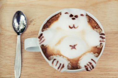Bir ayıya sıcak süt sıcak Latte sanat getiriyor.