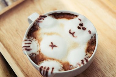 Bir ayıya sıcak süt sıcak Latte sanat getiriyor.