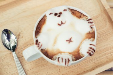 Bir ayıya sıcak süt sıcak Latte sanat getiriyor.