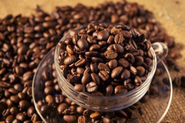 Kavrulmuş kahve çekirdeği üzerinde çul sıcak sesi