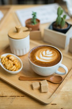 kaktüs kafede masada ahşap ile sıcak latte sanat