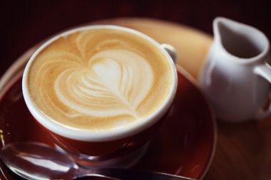Kafede masada ahşap sıcak Latte Kahve