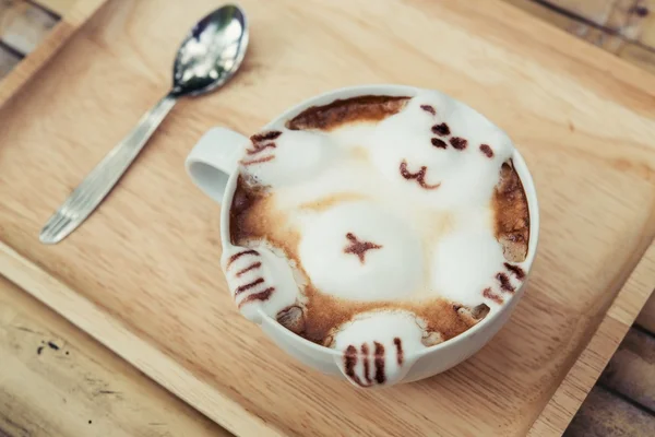 Hot Latte Art brings hot milk into a bear. — Stock Photo, Image