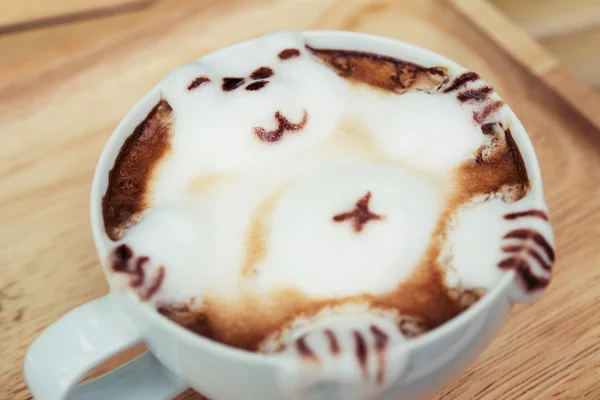Hot Latte Art brings hot milk into a bear. — Stock Photo, Image