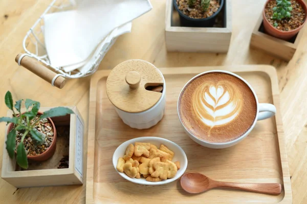 Arte quente latte com cacto no café na mesa de madeira — Fotografia de Stock