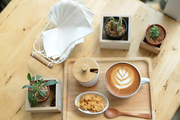 Arte del latte caldo con cactus in caffetteria sul tavolo di legno — Foto Stock