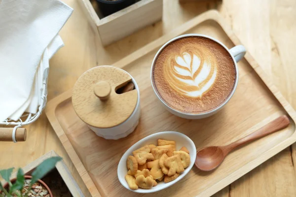 Arte del latte caldo con cactus in caffetteria sul tavolo di legno — Foto Stock