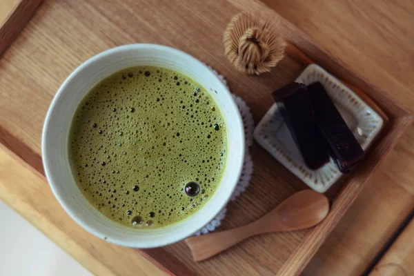 Japanischer heißer grüner Tee und Drahtbesen aus Bambus — Stockfoto