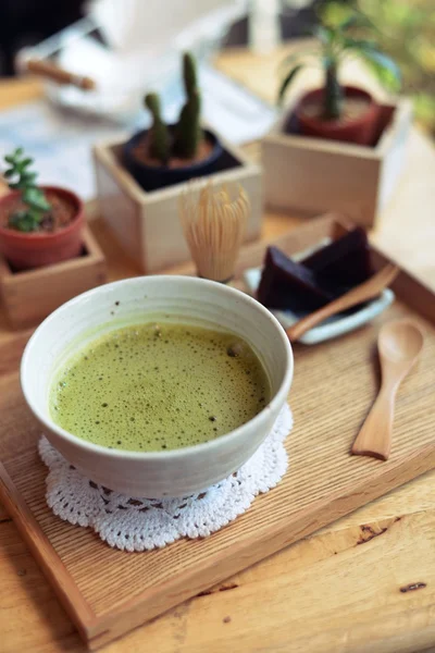 Giapponese tè verde caldo e frusta filo di bambù — Foto Stock