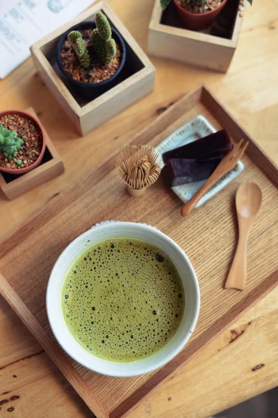 Giapponese tè verde caldo e frusta filo di bambù — Foto Stock
