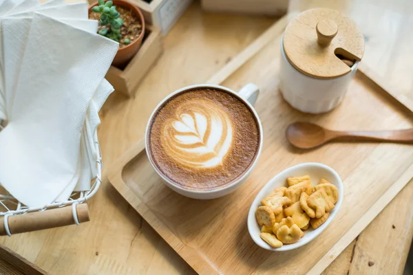 Arte latte caliente con cactus en la cafetería en la mesa de madera — Foto de Stock