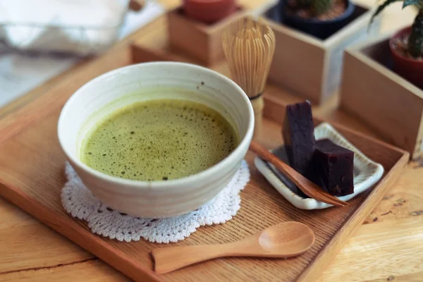 Japanese hot green tea and wire whisk made of bamboo — Stock Photo, Image