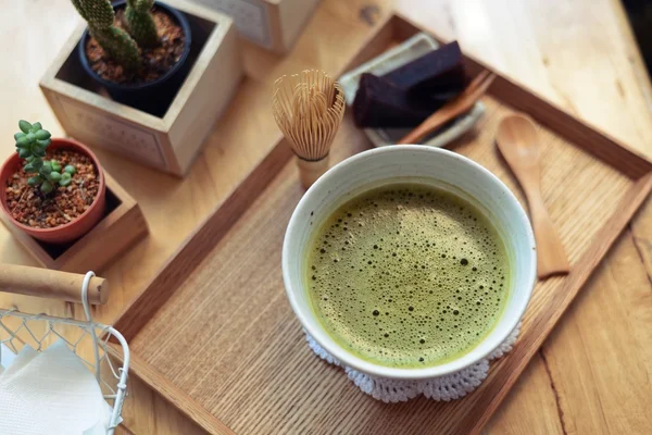 Японский горячий зеленый чай и проволочный венчик из бамбука — стоковое фото