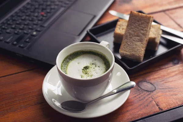 Il tè verde viene servito con pane caldo tra il taccuino . — Foto Stock