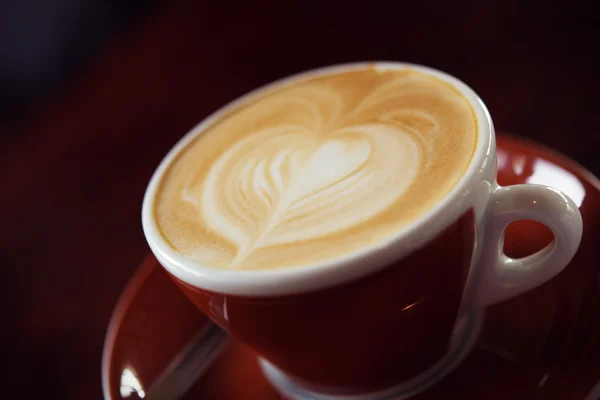 Café quente com leite na cafeteria na mesa de madeira — Fotografia de Stock