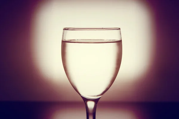 Beber agua fría en un vaso — Foto de Stock