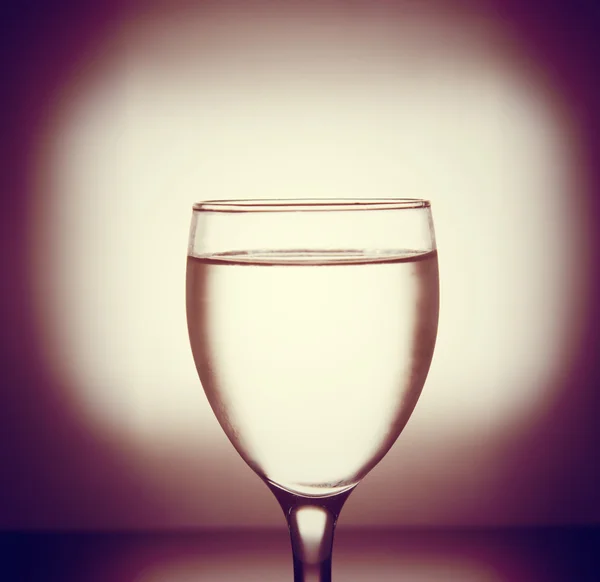 Beber agua fría en un vaso — Foto de Stock