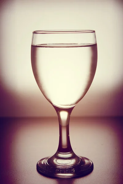 Bere acqua fredda in vetro — Foto Stock