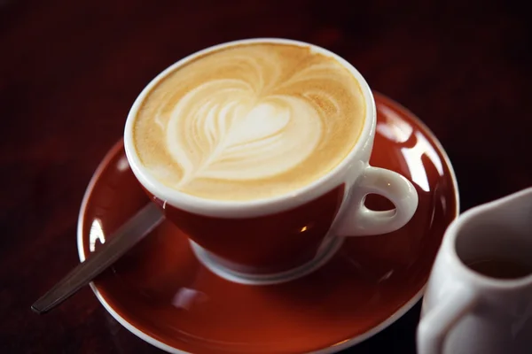 Café con leche caliente en la cafetería en la mesa de madera — Foto de Stock