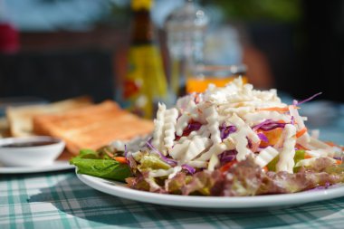 Gündöndü tuberosus salata sağlıklı kahvaltı için kilo kaybı.