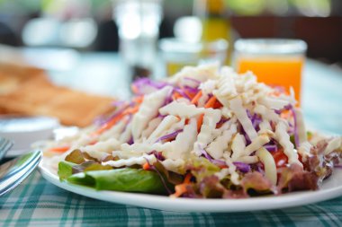 Gündöndü tuberosus salata sağlıklı kahvaltı için kilo kaybı.